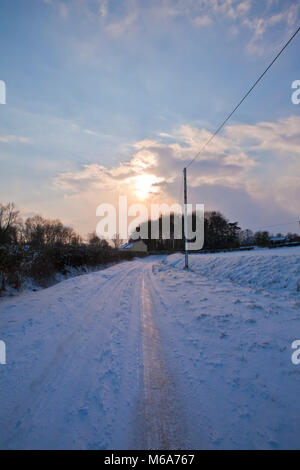 Steeple Bumpstead, Essex. 2 Mär, 2018. UK Wetter: Viele Straßen waren noch un-befahrbar heute aufgrund der starken Schneeverwehungen in Steeple Bumpstead Essex 01/03/2018 Bitte Quelle: George Impey eine glourious Szene in Steeple Bumpstead Essex als temparatures plummented -10 letzte Nacht Kreditkarten: George Impey/Alamy leben Nachrichten Stockfoto