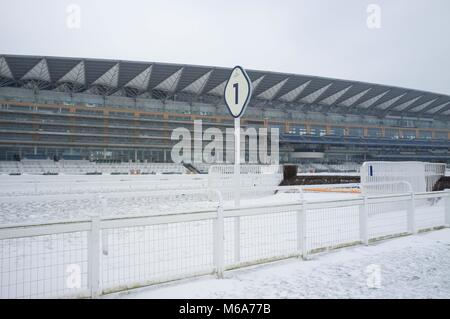 Ascot, Großbritannien. 2 Mär, 2018. UK Wetter: - Snowy Ascot Racecourse Credit: Andrew Spiers/Alamy leben Nachrichten Stockfoto