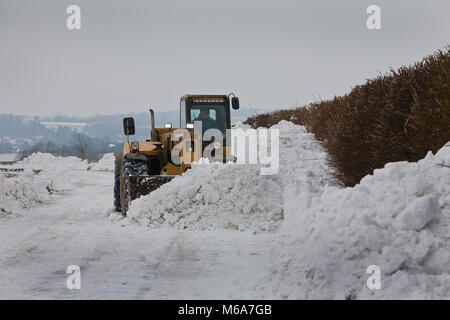 Steeple Bumpstead, Essex. 2 Mär, 2018. UK Wetter: Viele Straßen waren noch un-befahrbar heute aufgrund der starken Schneeverwehungen in Steeple Bumpstead Essex 01/03/2018 Bitte Quelle: George Impey Landwirte arbeiten unermüdlich zu löschen Straßen in der Nähe von Haverhill, Suffolk heute Morgen mit viele Straßen unpassierbar. Credit: George Impey/Alamy leben Nachrichten Stockfoto