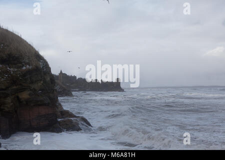 St. Andrews Küste. 1 Mär, 2018. UK Wetter: Starke Wellen Teig die Küste von East Sands, St. Andrews, mit der Burg in der Ferne. 1. März 2018. Credit: Alison Teale/Alamy leben Nachrichten Stockfoto