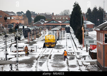 Kidderminster, Großbritannien. 2. März, 2018. UK Wetter: die konsequente Fortsetzung der Temperaturen unter Null mit der gestrigen Schneefall gekoppelt, die Eisenbahner bei Severn Valley Railway Kidderminster Station sind die Linie in der Vorbereitung für den morgigen anstrengenden Zeitplan der geplanten Reisen. Lassen', ruhig und auf 'tragen sicherlich ist hier die Devise. Quelle: Lee Hudson/Alamy leben Nachrichten Stockfoto