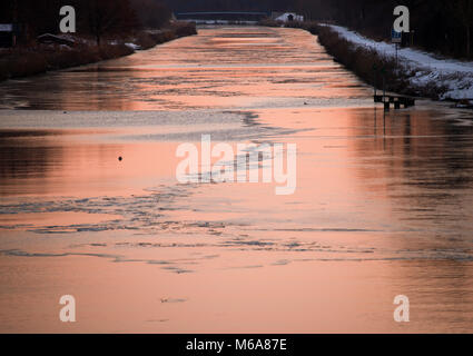 Witzeeze, Deutschland. 28 Feb, 2018. Die untergehende Sonne Farbstoffe das Eis auf der Elbe · Lübeck Canal in der Nähe der Schleuse Witzeeze. Der Kanal ist fast geschlossen auf der gesamten Strecke zwischen Lauenburg und Lübeck wegen Eisgang wie der Wasser- und Schifffahrtsverwaltung berichtet. Die eisschichten sind zwischen zwei und fünf Zentimeter dick. Foto: Jens Büttner/dpa Quelle: dpa Picture alliance/Alamy leben Nachrichten Stockfoto