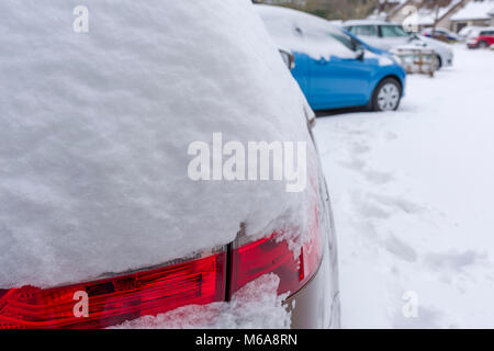 Autos im Schnee auf fahrwegen wie ihre Besitzer Home due Straßenzustand zu eisigen Aufenthalt nach schweren über Nacht Schnee. Stockfoto