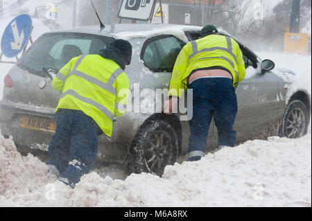 Brynmawr, Blaenau Gwent, South Wales, UK. 2. März, 2018. Zwei Männer aus einem Knirschen Truck Stop einen gestrandeten Autofahrer in der Nähe von Leitern der Täler Road in der Nähe Brynmawr zu helfen. Menschen battlle gegen den Blizzard, Schneeverwehungen und horrenden Verschlechterung der Wetterverhältnisse wie Sturm Emma ungebrochen in Brynmawr in South Wales (die höchste Stadt in Wales.) © Graham M. Lawrence/Alamy leben Nachrichten Stockfoto