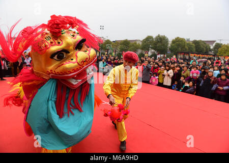 Hefei, Anhui Provinz Chinas. 2 Mär, 2018. Bewohner watch Lion Dance Laternenfest in Feixi County von Hefei, Provinz Anhui, China, das am 2. März 2018 zu feiern. Credit: Liu Junxi/Xinhua/Alamy leben Nachrichten Stockfoto