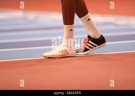 März 1, 2018 - Birmingham, Vereinigtes Königreich - ein Leichtathlet trägt verschiedene farbige adidas Spikes während die hohe Männer springen an der IAAF World Indoor Championships in Birmingham. (Bild: © Welt drinnen Hochsprung--7.jpg /SOPA Bilder über ZUMA Draht) Stockfoto