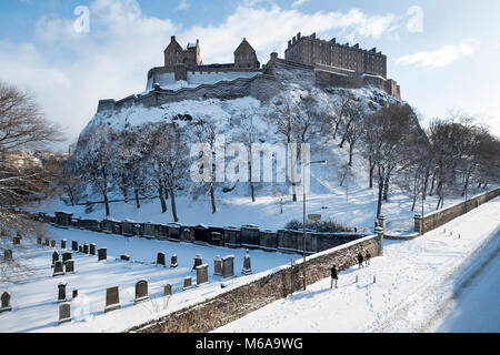 Das Edinburgh Castle unter einer Decke des Schnees nach dem "Tier aus dem Osten Schnee Sturm 'Erfolg der Ostküste von Schottland. Stockfoto