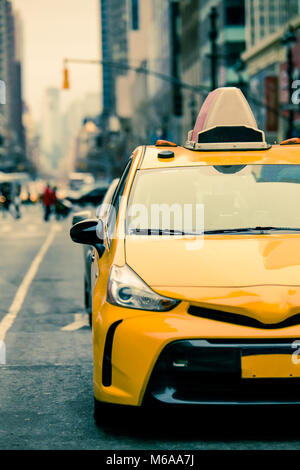 Blick auf New York City yellow Taxi cab mit unscharfen Blick hinunter die Straße. Dieses Bild hat eine vintage Tone Filter Stockfoto