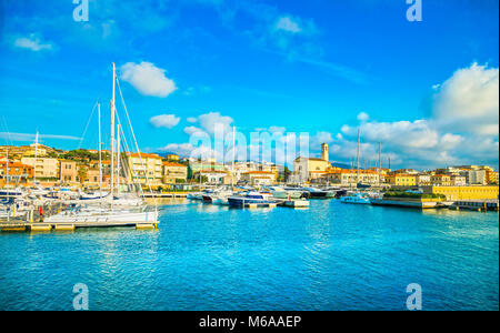 San Vincenzo Hafen oder Marina, Kirche und Meer Panoramablick. Toskana, Italien Europa Stockfoto