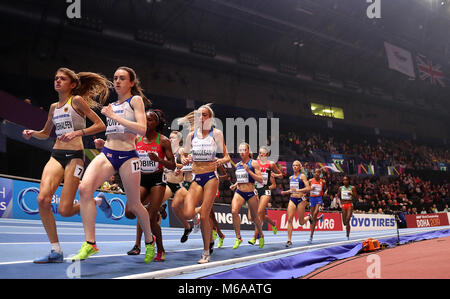 Großbritanniens Laura Muir und Eilish McColgan in 3000m der Frauen, während des Tages eine der 2018 IAAF Indoor Wm in der Arena Birmingham, Birmingham. Stockfoto