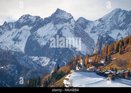 Bergige Landschaft mit Dörfern von Colle Santa Lucia an der Dolomiten in Italien Stockfoto
