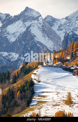 Bergige Landschaft mit Dörfern von Colle Santa Lucia an der Dolomiten in Italien Stockfoto