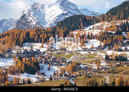 Bergige Landschaft mit Dörfern von Colle Santa Lucia an der Dolomiten in Italien Stockfoto
