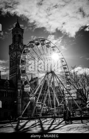 Bradford City Hall, mit einem großen Rad außerhalb in Centenary Square. Stockfoto