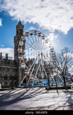 Bradford City Hall, mit einem großen Rad außerhalb in Centenary Square. Stockfoto