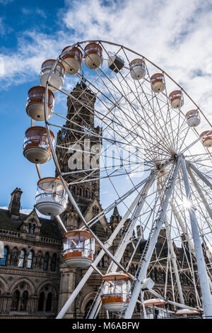 Bradford City Hall, mit einem großen Rad außerhalb in Centenary Square. Stockfoto