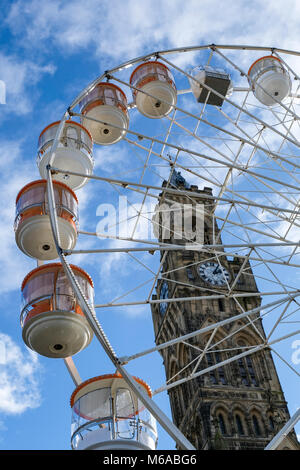 Bradford City Hall, mit einem großen Rad außerhalb in Centenary Square. Stockfoto