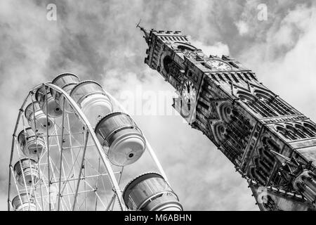 Bradford City Hall, mit einem großen Rad außerhalb in Centenary Square. Stockfoto