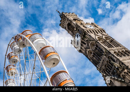 Bradford City Hall, mit einem großen Rad außerhalb in Centenary Square. Stockfoto