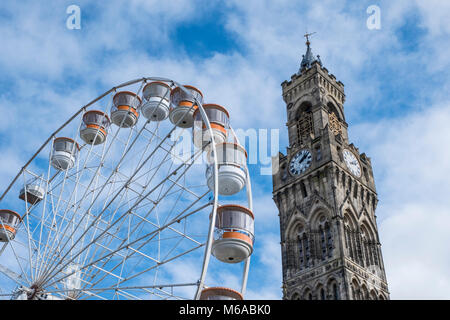 Bradford City Hall, mit einem großen Rad außerhalb in Centenary Square. Stockfoto