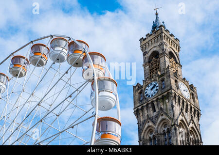 Bradford City Hall, mit einem großen Rad außerhalb in Centenary Square. Stockfoto