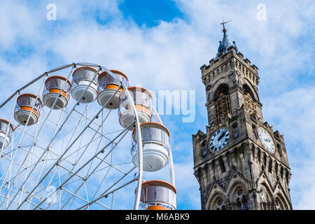 Bradford City Hall, mit einem großen Rad außerhalb in Centenary Square. Stockfoto