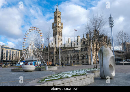 Bradford City Hall, mit einem großen Rad außerhalb in Centenary Square. Stockfoto