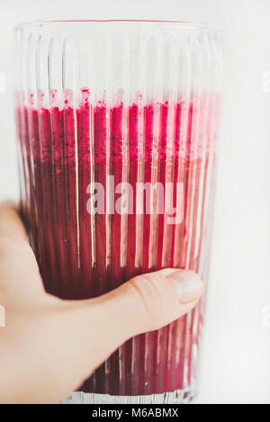 Frische rote Beete Smoothie detox in Glas in weiblicher Hand Stockfoto