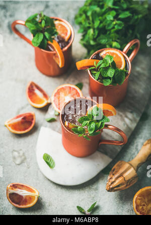 Blutorange Moscow Mule Alkohol cocktails über konkreten Hintergrund Stockfoto