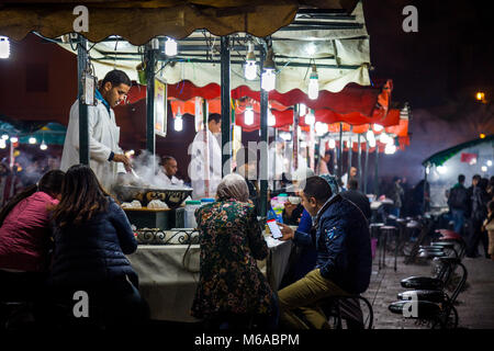 Reihe der Schnecke Anbieter am Jemaa el-Fnaa Lebensmittelmarkt in der Medina in Marrakesch, Marokko Stockfoto