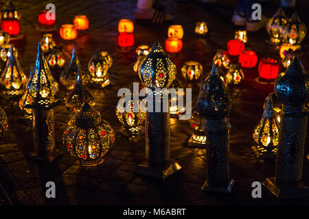 Anzeige der farbenfrohen orientalischen Lampen auf dem Markt in Marrakesch, Marokko Stockfoto