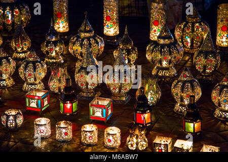 Anzeige der farbenfrohen orientalischen Lampen auf dem Markt in Marrakesch, Marokko Stockfoto