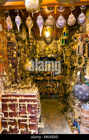 Abschaltdruck Anzeige der orientalische Lampen und Messinggeschirr im Souk (Markt) in Fes, Marokko Stockfoto