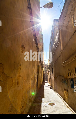 Straße in der Medina von Fes, Marokko Stockfoto