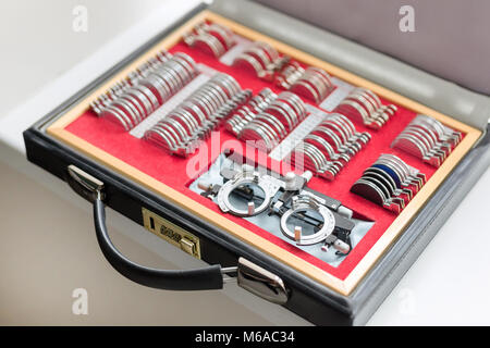 Close-up Optometrist trial Rahmen. Box mit verschiedenen Objektiven und Rahmen für Auge Test. Vision diagniostic in der ophthalmologischen Klinik. Prävention Stockfoto