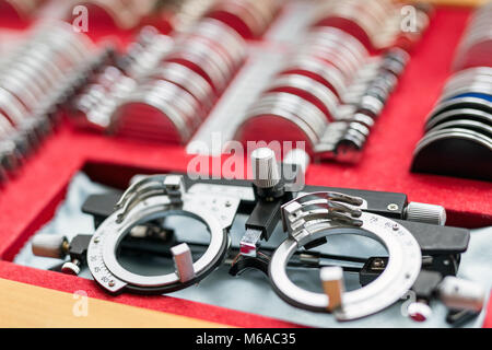 Close-up Optometrist trial Rahmen. Box mit verschiedenen Objektiven und Rahmen für Auge Test. Vision diagniostic in der ophthalmologischen Klinik. Prävention Stockfoto