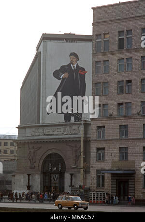 Porträt von Lenin, kommunistischen Revolutionären, auf das Ende der Apartmentblock, Moskau, Russland Stockfoto