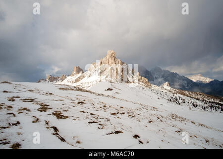 Fantastische Winterlandschaft in der Nähe von Passo Giau - Dolomiten - Italien Stockfoto