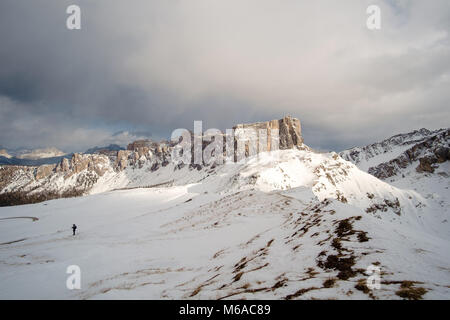 Schöne verschneite Gebirge in Lastoni di Formin, Dolomiten, Italien Stockfoto