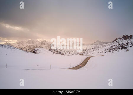 Snowy Mountain Road im Winter Landschaft in der Nähe von Passo Giau in Dolomiten in Italien. Stockfoto