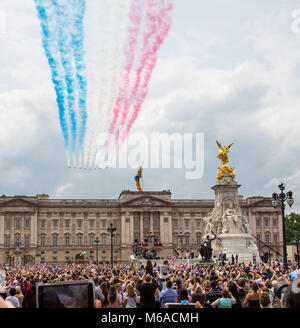 Die roten Pfeile flypast während die Farbe - Ihre königliche Hoheit die Queen's 90. Geburtstag Parade am Mall, Buckingham Palace, London, England am 11. Juni 20. Stockfoto