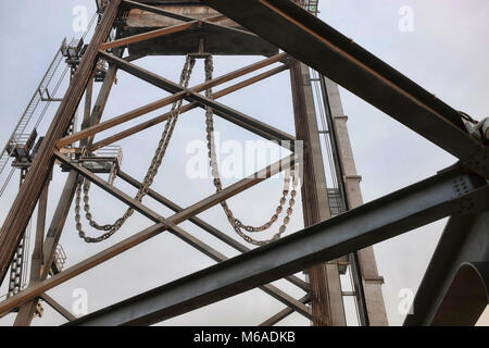 Stahlträger der Memorial Bridge in Portsmouth, New Hampshire Stockfoto