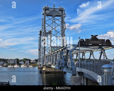 Blick auf das Memorial Bridge in Portsmouth, New. Stockfoto