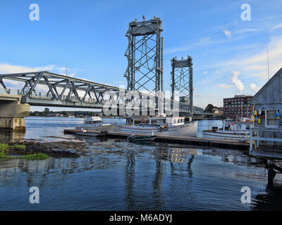 Blick auf das Memorial Bridge in Portsmouth, New. Stockfoto