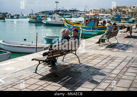 Die Menschen vor Ort im Hafen von Marsaxlokk, Malta, Europa. Stockfoto