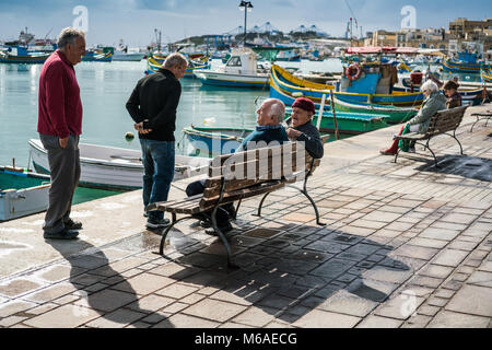 Die Menschen vor Ort im Hafen von Marsaxlokk, Malta, Europa. Stockfoto