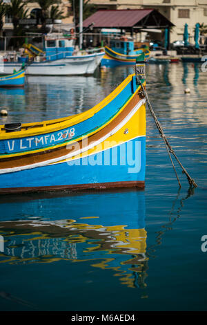 Bunte Boote im Hafen von Marsaxlokk, Malta, Europa. Stockfoto