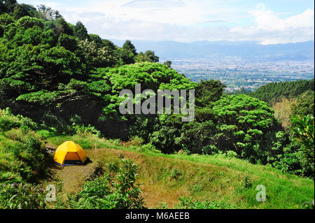 Camping auf Bosque Caricias, ein eigenes Ecological Reserve, in Concepción de San Isidro de Heredia entfernt. Stockfoto