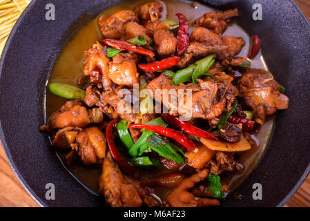 Hühnerfleisch mit Chili und Sichuan-Pfeffer-block Stockfoto