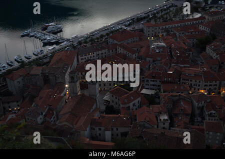 Panorama von Kotor Altstadt mit Hafen und Boote gesehen von Lookout in der Dämmerung, Montenegro Stockfoto